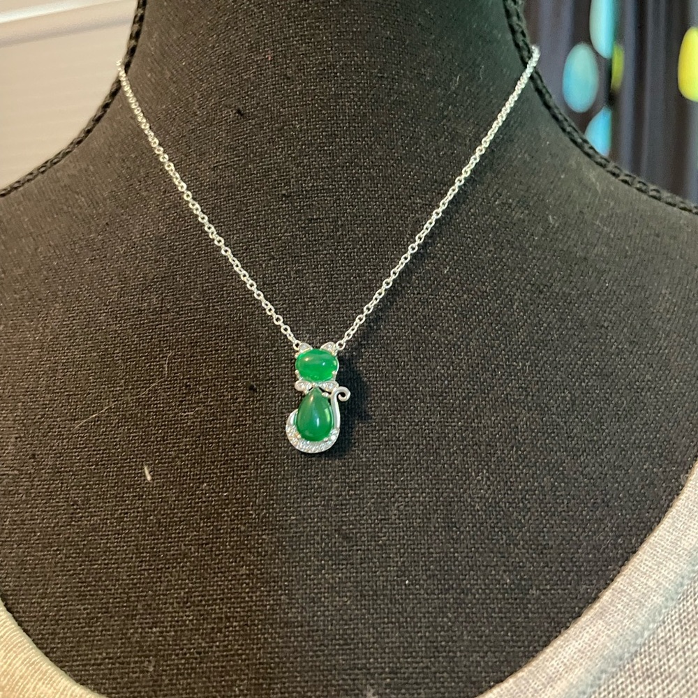 Elegant Green and Silver Gemstone Necklace